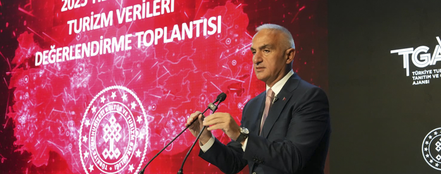 Türkiye recibió 50 millones de visitantes y generó 50.000 millones de dólares en ingresos turísticos. Türkiye recibió 50 millones de visitantes y generó 50.000 millones de dólares en ingresos turísticos.